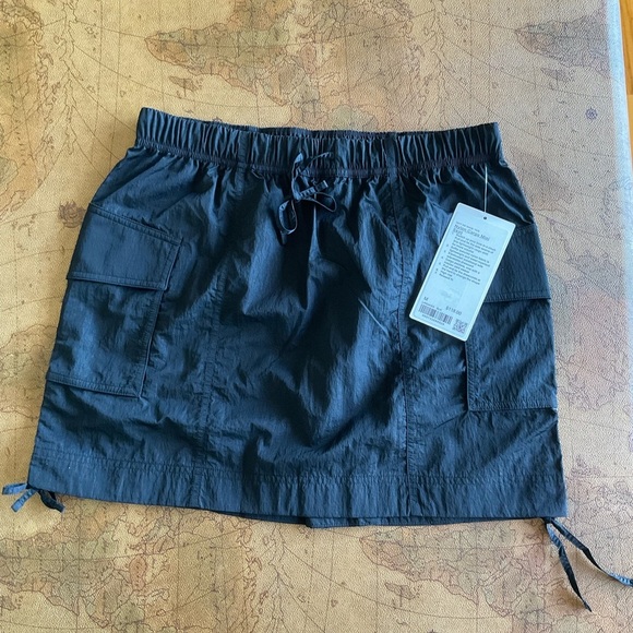 lululemon NWT Nylon Cargo Black Mini Skirt - Picture 2 of 9